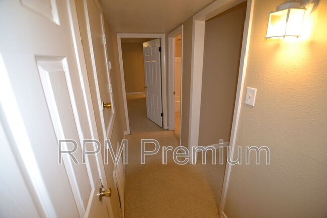 Building Photo - 2150 N Sherwood Forest Dr