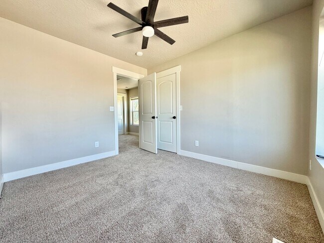 Building Photo - 673 W Beth Cir