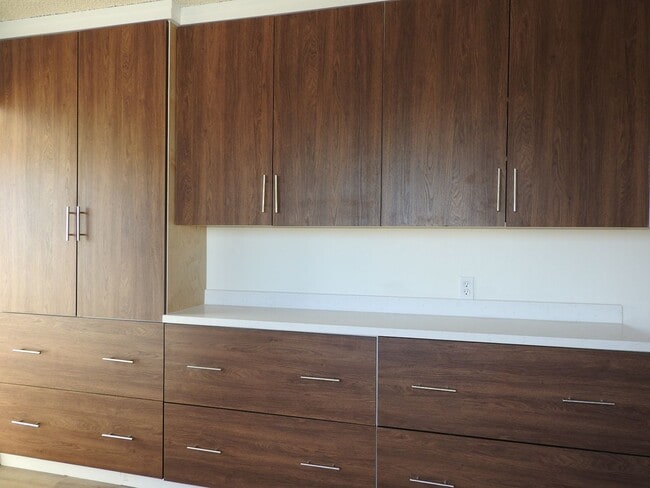 Building Photo - WOW views from this classic 3 bed 2 bath home