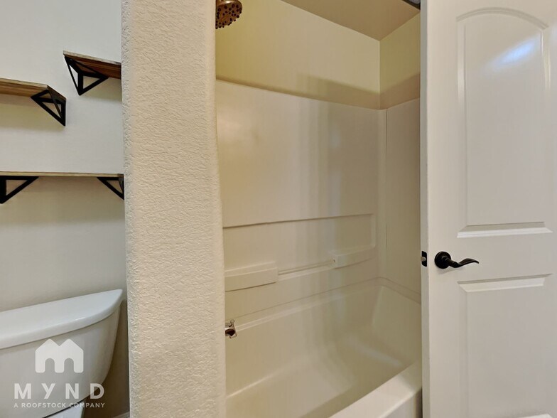 Building Photo - 6365 San Mateo Dr