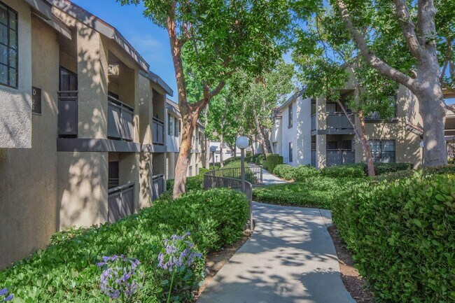 Building Photo - Oak Tree Court Apartment Homes