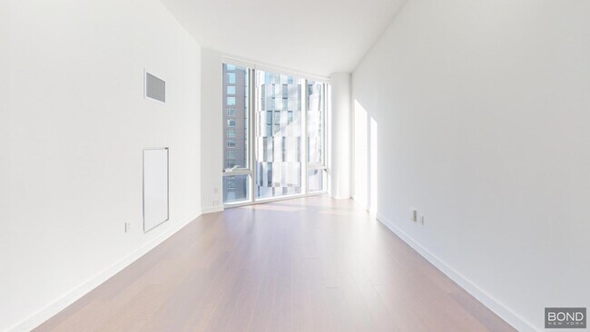 Building Photo - 635 W 59th St
