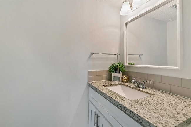 Building Photo - 2324 Shadowdale Dr