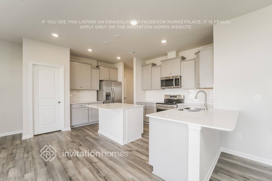Building Photo - 6463 Fairfax Ct