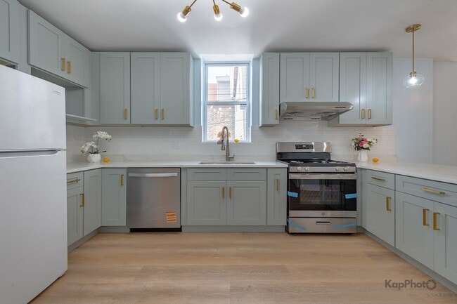 Building Photo - 2821 S Emerald Ave