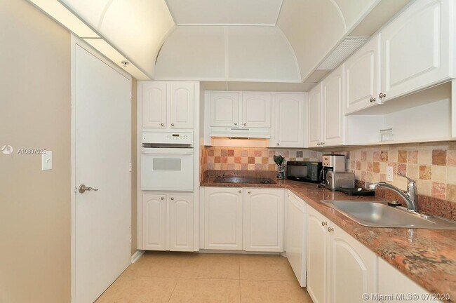 Building Photo - 3801 S Ocean Dr