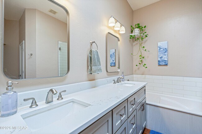 Building Photo - 6486 N Sun Bluff Dr
