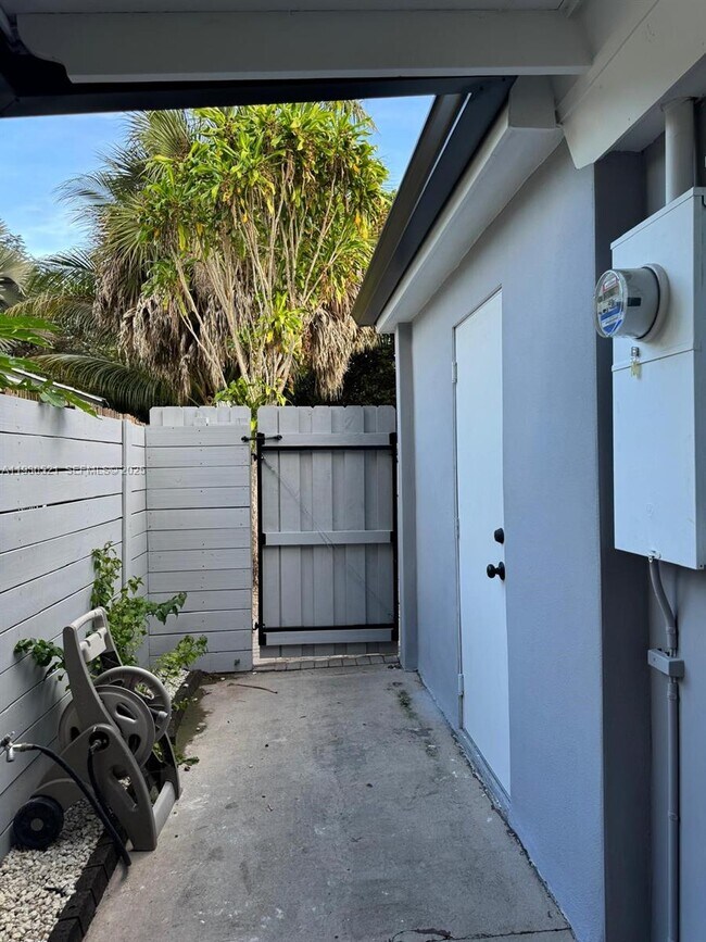 Building Photo - 985 NE 115th St