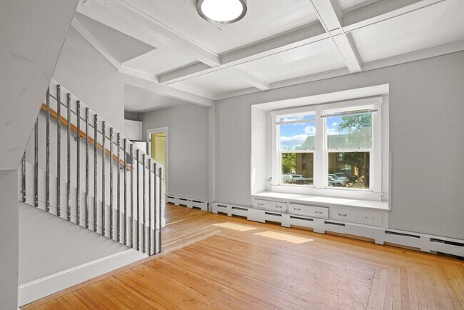 Building Photo - 975 University Ave