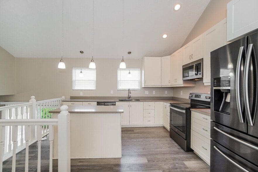 Building Photo - 255 Whitewater Ct