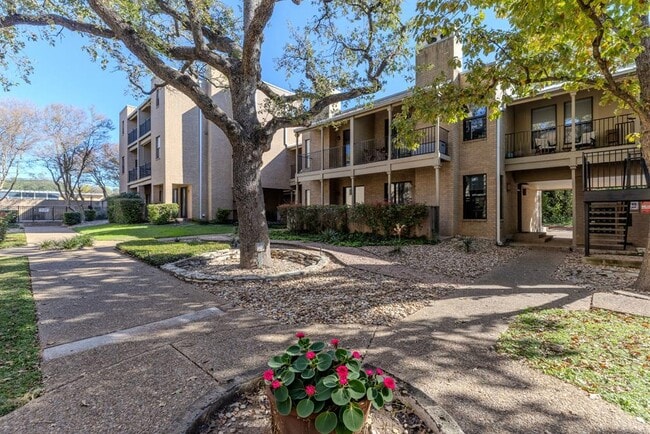 Building Photo - 611 E 45th St