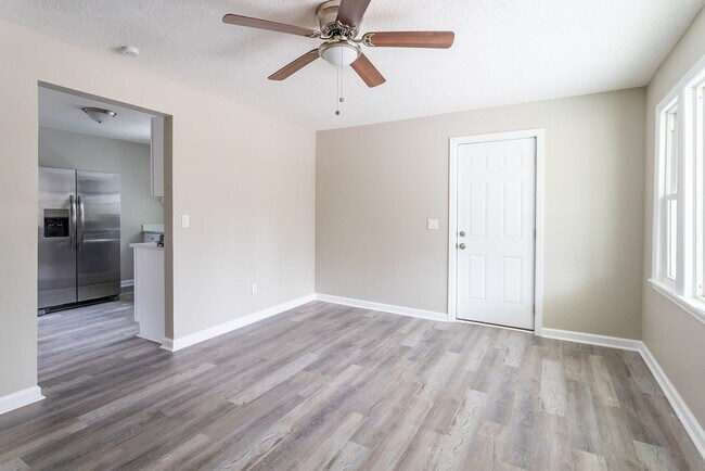 Building Photo - Welcome to this beautiful newly renovated 3-bedroom brick ranch!