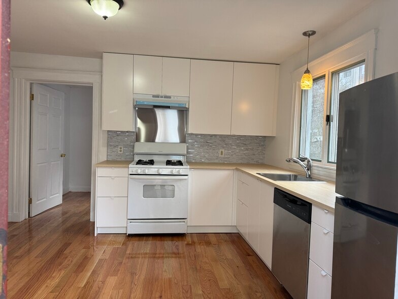 Building Photo - 65 Bacon St