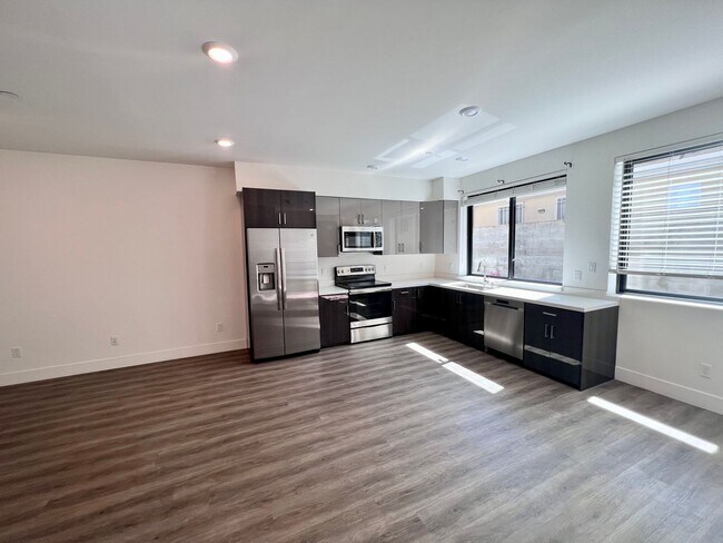 Primary Photo - Large multi level 2Bd/1.5 Bth with heated ...