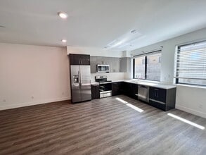 Building Photo - Large multi level 2Bd/1.5 Bth with heated ...