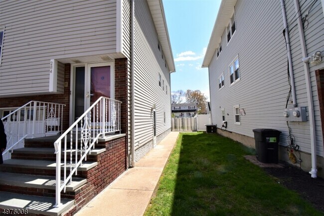 Building Photo - 284 Miller Ave