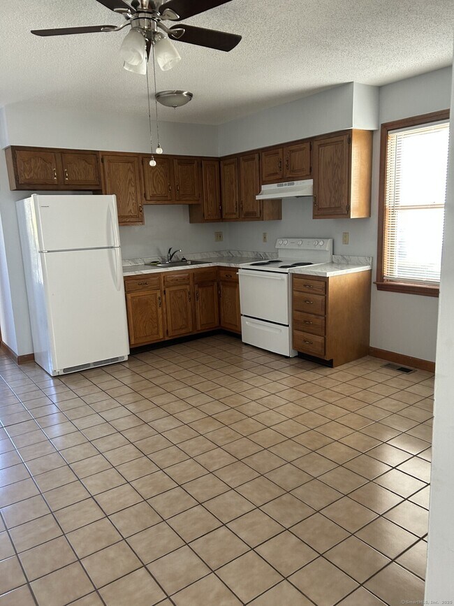 Building Photo - 176 N Cherry St