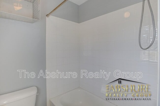 Building Photo - 1410 Fairfax Woods Dr