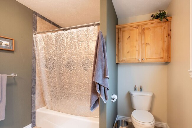 Building Photo - 3 Bedroom 2 bath home in Sugar City Idaho 2 stall garage in awesome neighborhood