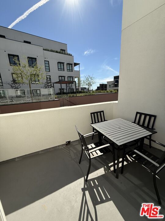 Building Photo - 1130 N Orange Dr