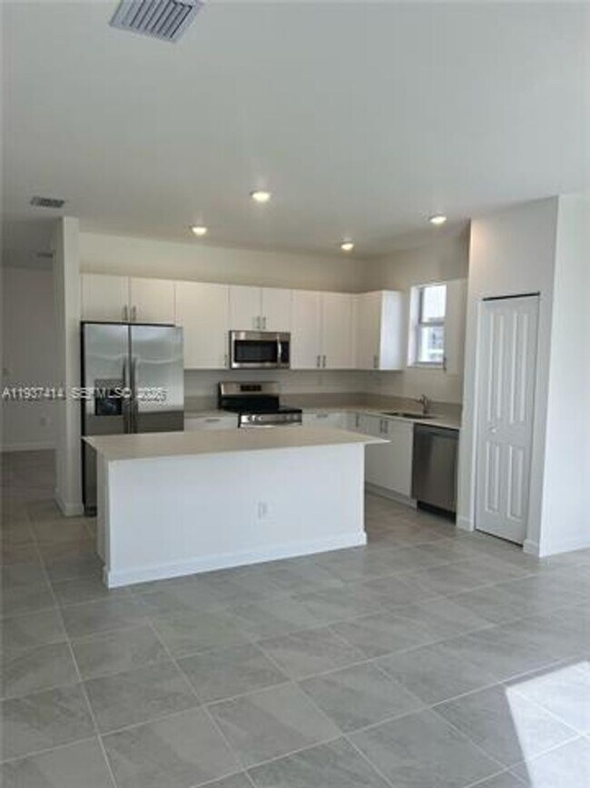 Building Photo - 2422 SE 30th St