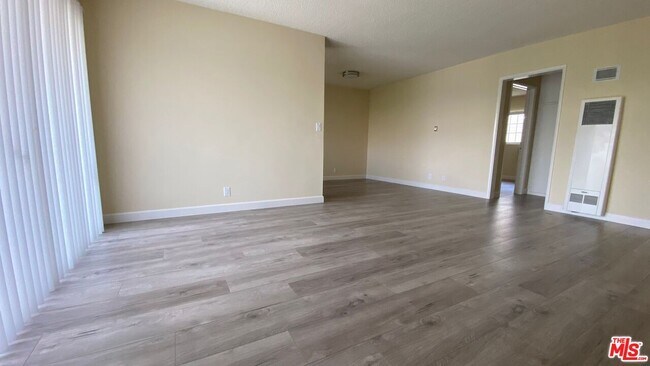 Building Photo - 443 S Wilton Pl