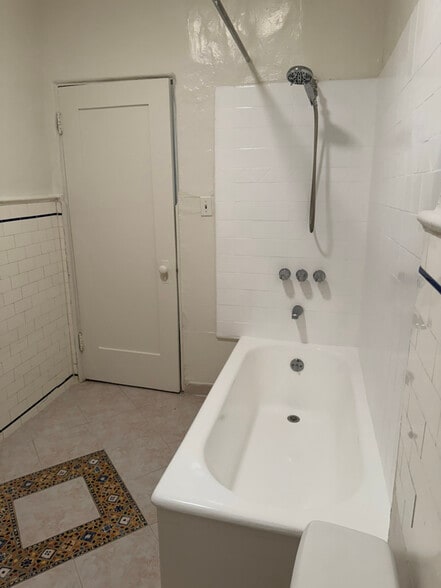 Building Photo - 636 N Plymouth Blvd