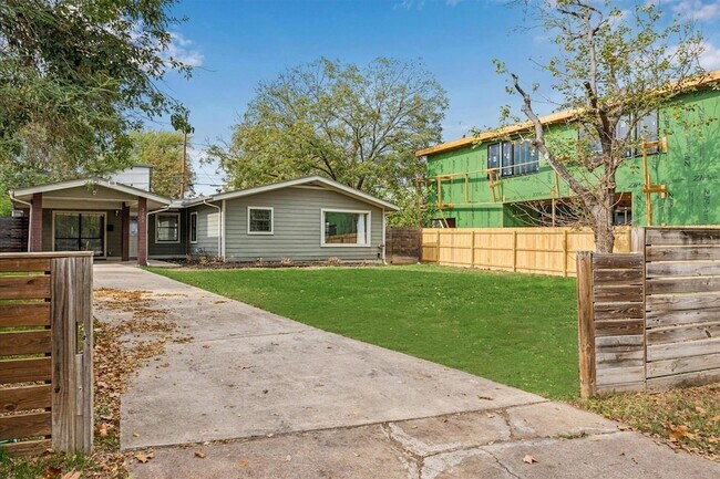 Building Photo - 3104 Fontana Dr