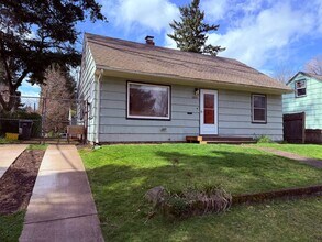 Building Photo - 3 Bedroom/1 Bath Bungalow in Woodstock neighborhood
