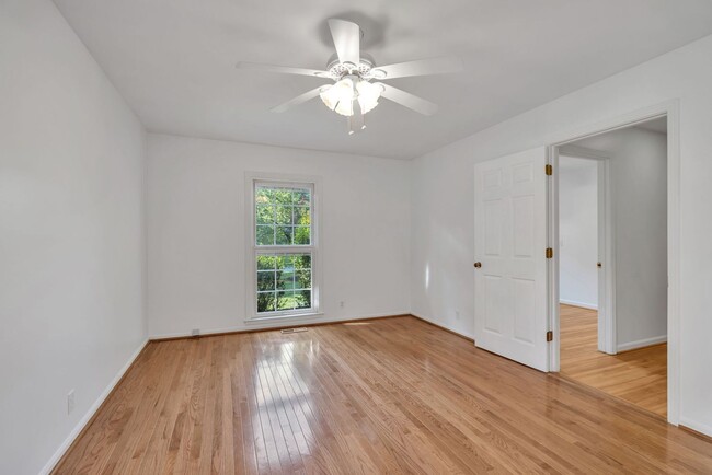 Building Photo - One level living in the heart of Brentwood