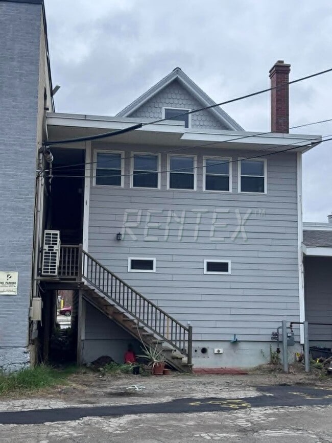 Building Photo - Apartment in Downtown Lisbon Falls