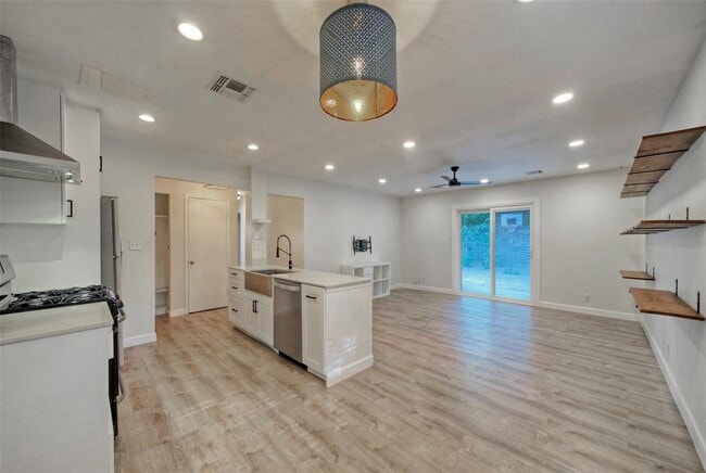 Building Photo - 6811 Miranda Dr