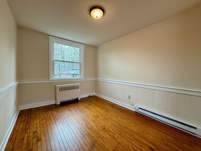 Building Photo - 2BD/1BA Townhome