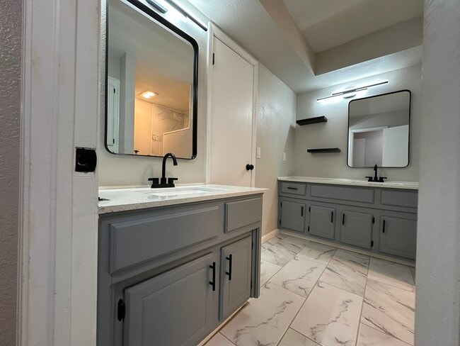 Building Photo - 8915 N Rockwell Dr