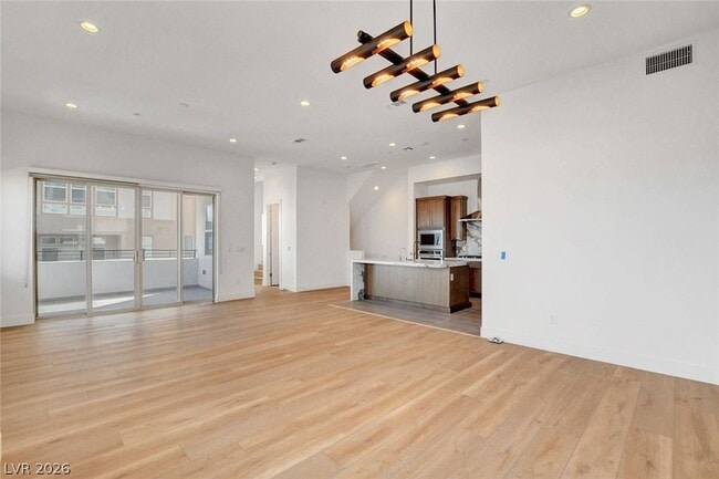 Building Photo - 670 Grey Saker St