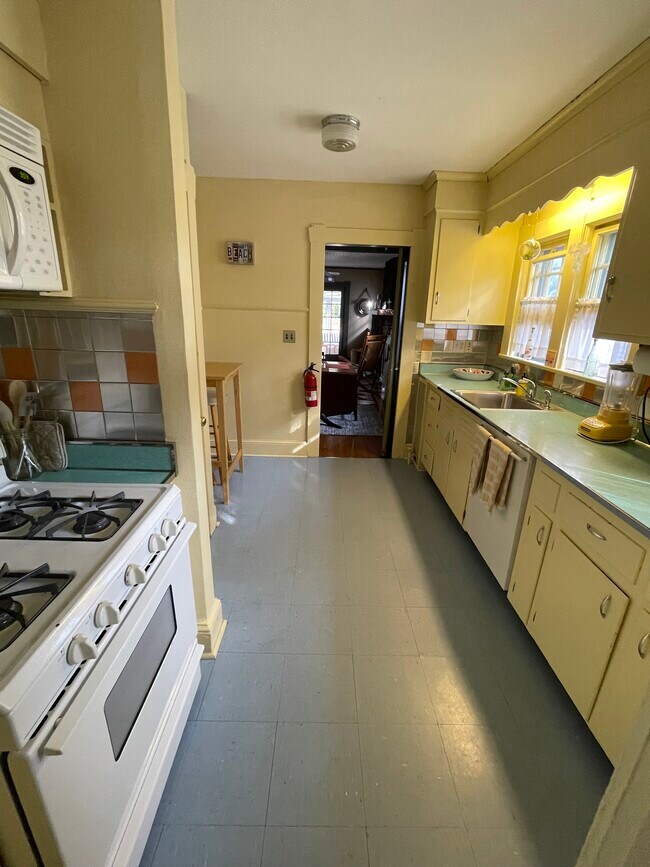 Building Photo - 1404 4th Ave