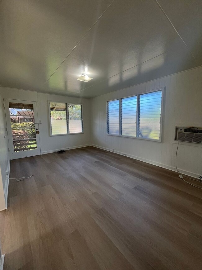 Building Photo - Oneula