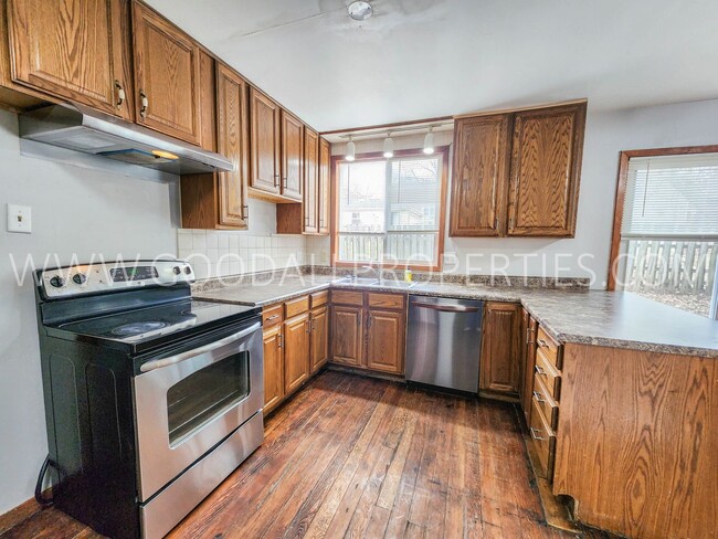 Building Photo - 4-Bedroom Home in Des Moines with Detached 2-Car Garage