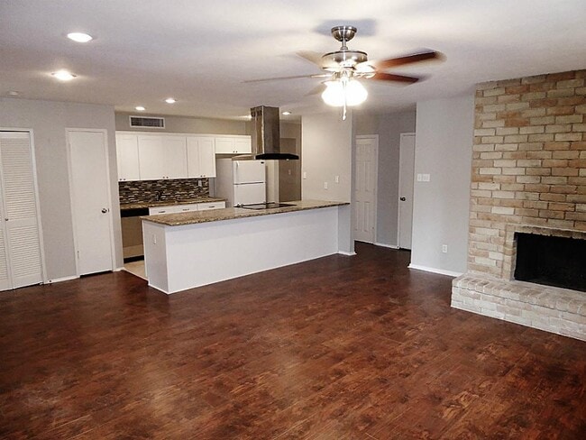 Building Photo - 4406 Kinloch Dr