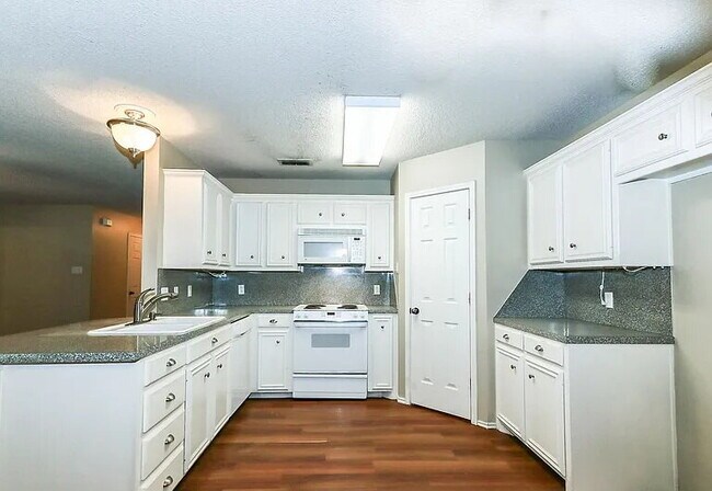 Building Photo - "Charming 3-Bed, 2-Bath Home with Spacious 1,373 Sq Ft in Lubbock's Desirable Neighborhood!"