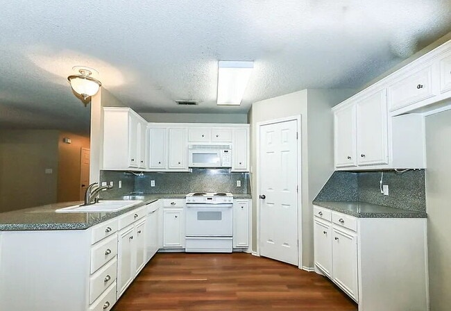 Building Photo - "Charming 3-Bed, 2-Bath Home with Spacious...
