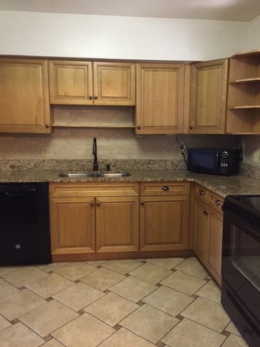Kitchen with Granite Countertops - 44 SE 4th St
