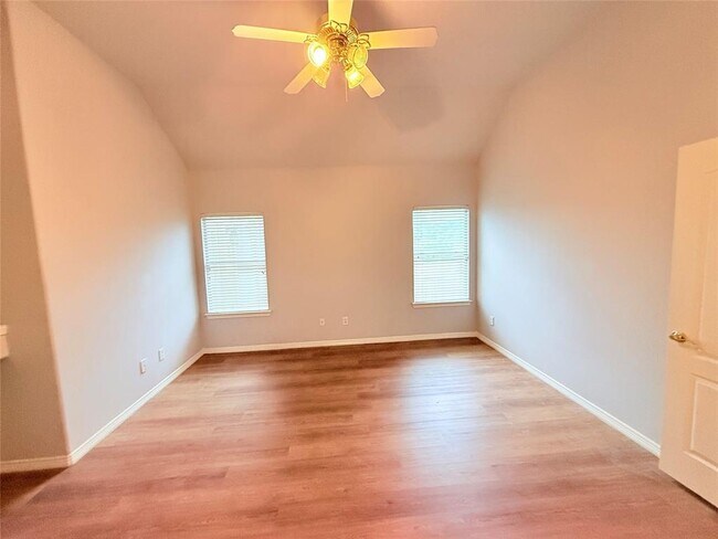 Building Photo - 2212 Highland Crossing Dr