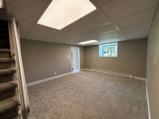 Building Photo - Newly remodeled 3+ bedroom