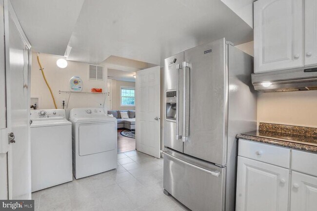 Building Photo - 7039 Calamo St