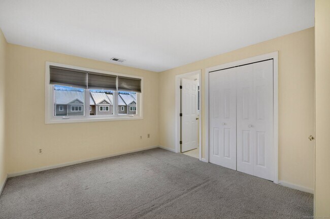 Building Photo - 94 Oak Ridge Dr