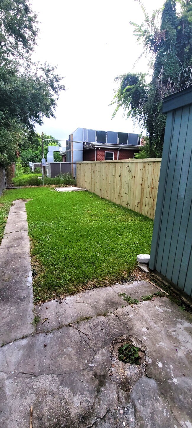 Building Photo - 1220 Teche St