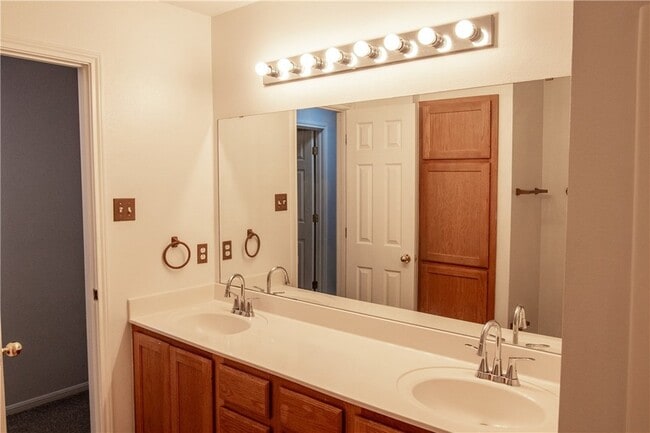 Building Photo - 1735 Rock Hollow Loop