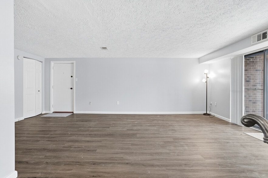 Building Photo - 1204 Dutilh Rd