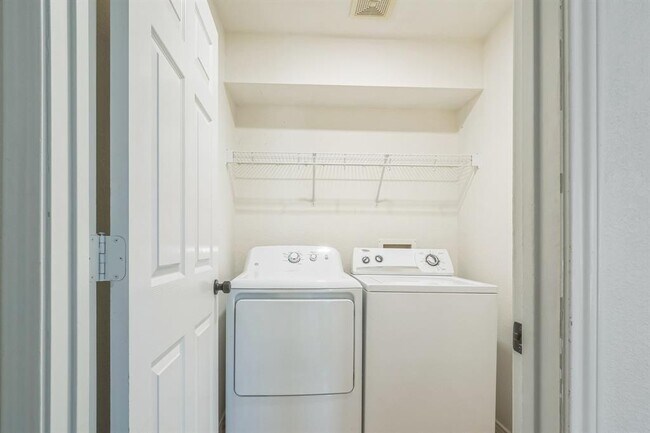 Building Photo - 508 N Cascades Ave